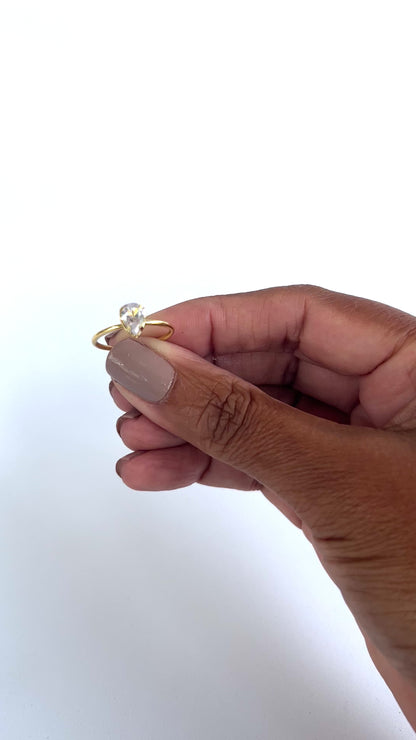 ANEL SOLITÁRIO EM FORMA DE GOTA